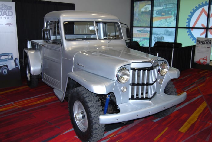 2015 年に SEMA で展示されたこの 1955 年のウィリス 4 x 4 ピックアップは、もともとカリフォルニア州ブリッジポートの AW Berryesa Co. 社によって使用されていました。226 cid のハリケーン シックス エンジンが搭載されています。