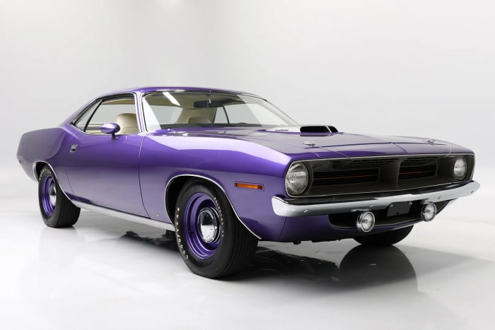 1970 プリマス HEMI 'Cuda は、425 馬力の R コード HEMI エンジンを搭載し、ピストルグリップ 4 速マニュアル トランスミッションを搭載しています。