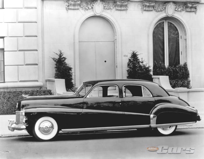 1941 年の最も壮観なカスタム キャデラックの 1 つは、ウィンザー公爵夫妻のためにキャデラックが製造したユニークなセダンです。  GM の会長兼 CEO である Alfred P. Sloan, Jr. の監督の下、同社の Art & Color セクションで建設されました。 後に「ザ ダッチェス」と名付けられたこの特別な車は、シリーズ 75 の 136 インチのホイールベースを利用し、将来のゼネラル モーターズ車からヒントを得ました。  1942 年のビュイックでは、ドアを通る全身の「フェード・アウェイ」フェンダー・ラインが登場し、1942 年のキャデラック・フリートウッド・シックスティ・スペシャルではルーフのデザインが登場しました。 この車には、フロントとリアのラジオ、パワー ウィンドウ、Hydra-Matic、フロントとリアの間の仕切り、王族の宝石用のコンパートメント、特別なインテリア素材など、さまざまな機能が搭載されていました。 地図から外れて衰退した後、「公爵夫人」は 2013 年までに完成した壮大な修復で目覚めました。