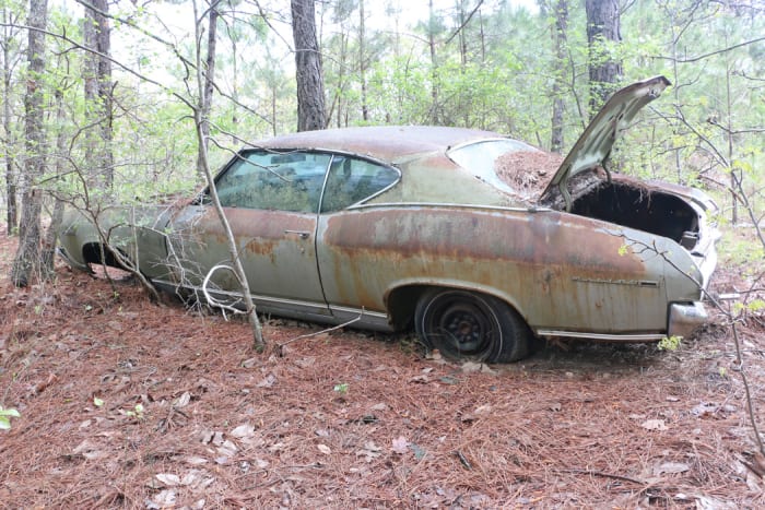 この 1969 年の Chevelle Malibu ハードトップは、350 cid の V-8 エンジンを搭載して工場から出荷されましたが、エンジンとトランスミッションは失われています。