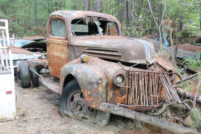 私たちが気付いた最も古い車両は、この 1946 年から '47 年のフォード トラックです。