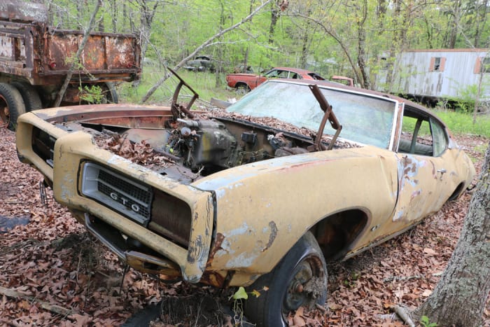 Huchingson は、この 1969 年の GTO を「Blinky-eyed Goat」と呼んでいます。 インテリア、エンジン、トランスミッションがなくなりました。