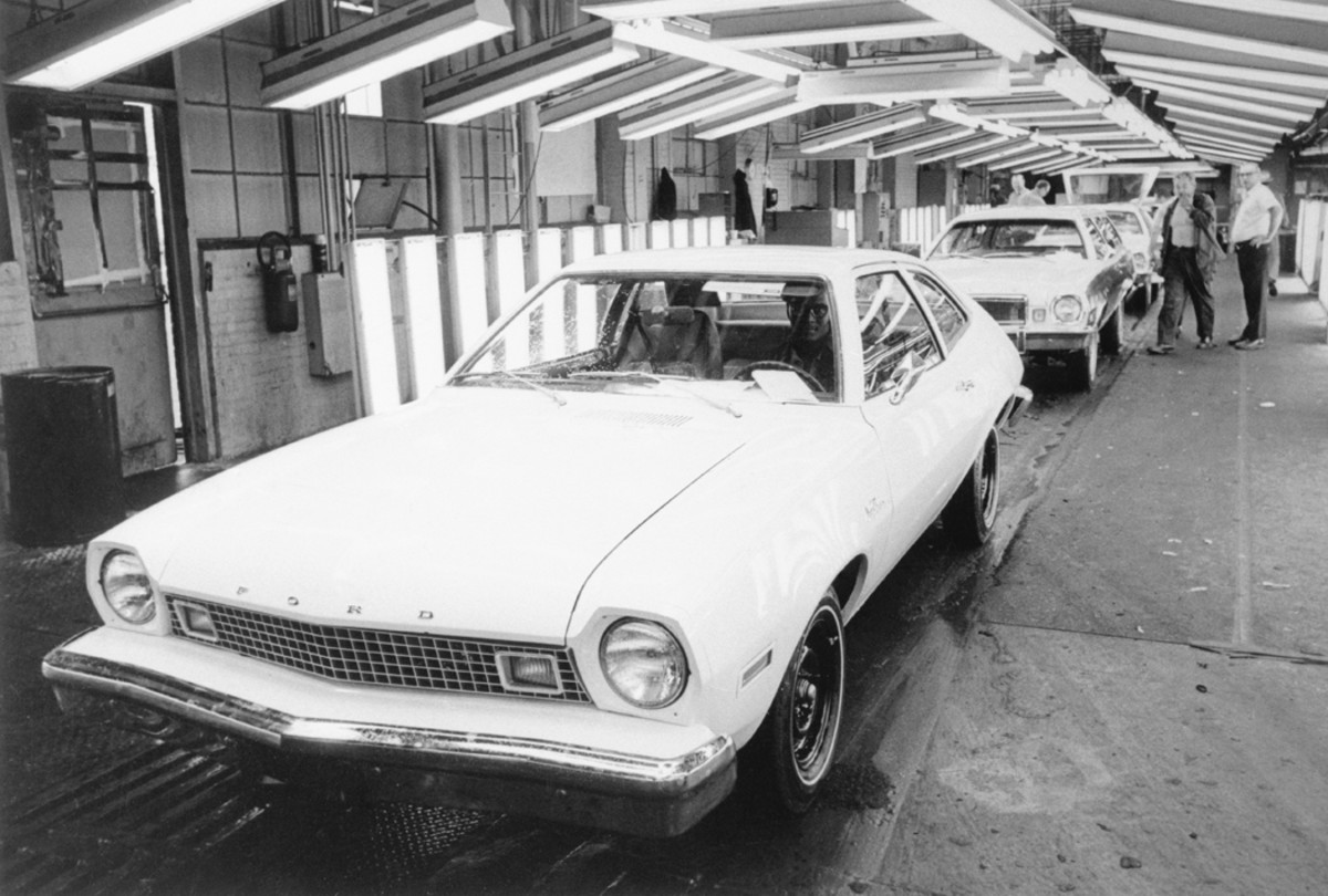 1975 Car Show MG Lot of 6 Photos Pinto sale Rabbit Black & White Automobile Vintage